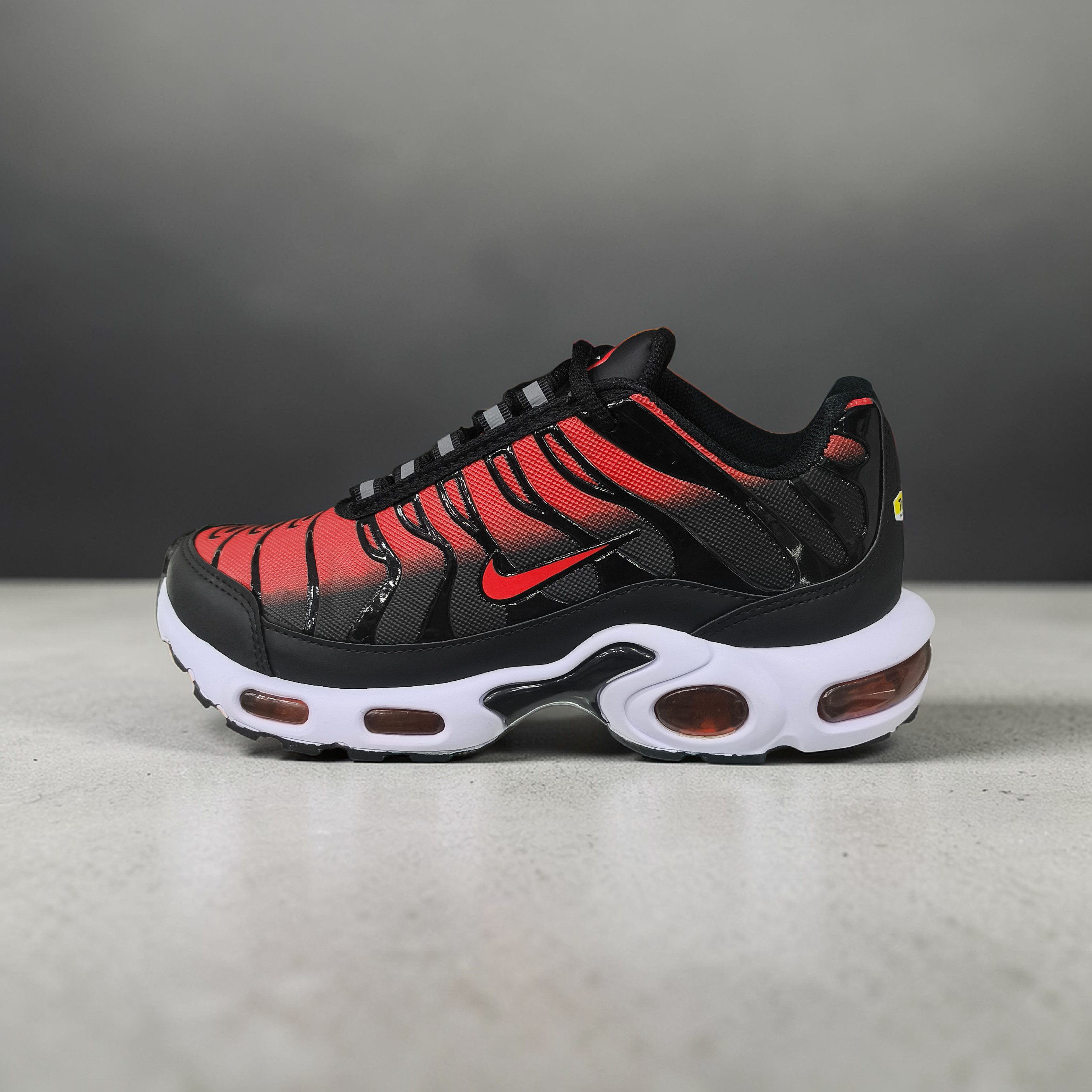 Nike Air Max Plus TN — Preto/Vermelho